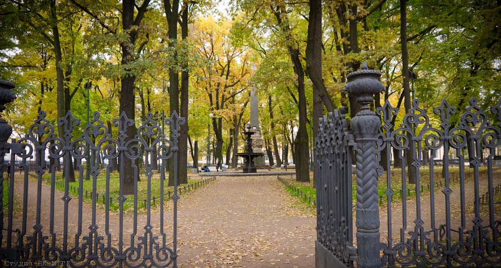 Румянцевский сад находится между 1-й и 2-й линиями Васильевского острова, у Университетской набережной
