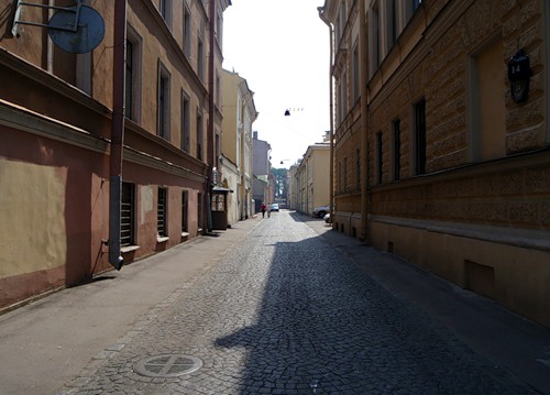 Находится между 1-й и 2-й линиями Васильевского острова, проходит от Румянцевского сада до Среднего проспекта, пересекая Большой проспект.